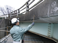 橋梁の打診調査状況