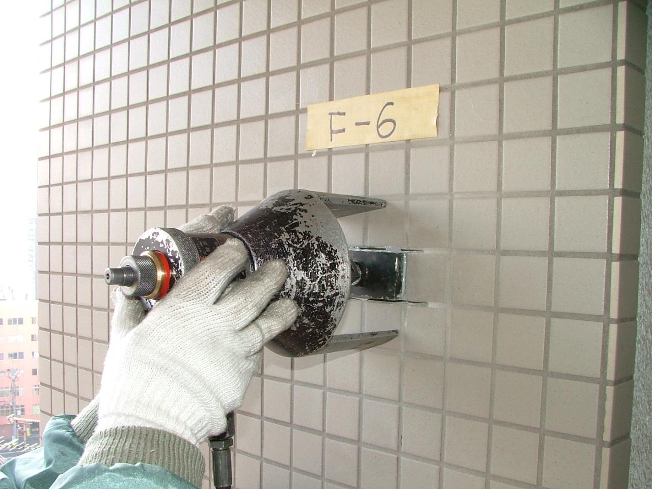 建研式接着力試験機による測定状況